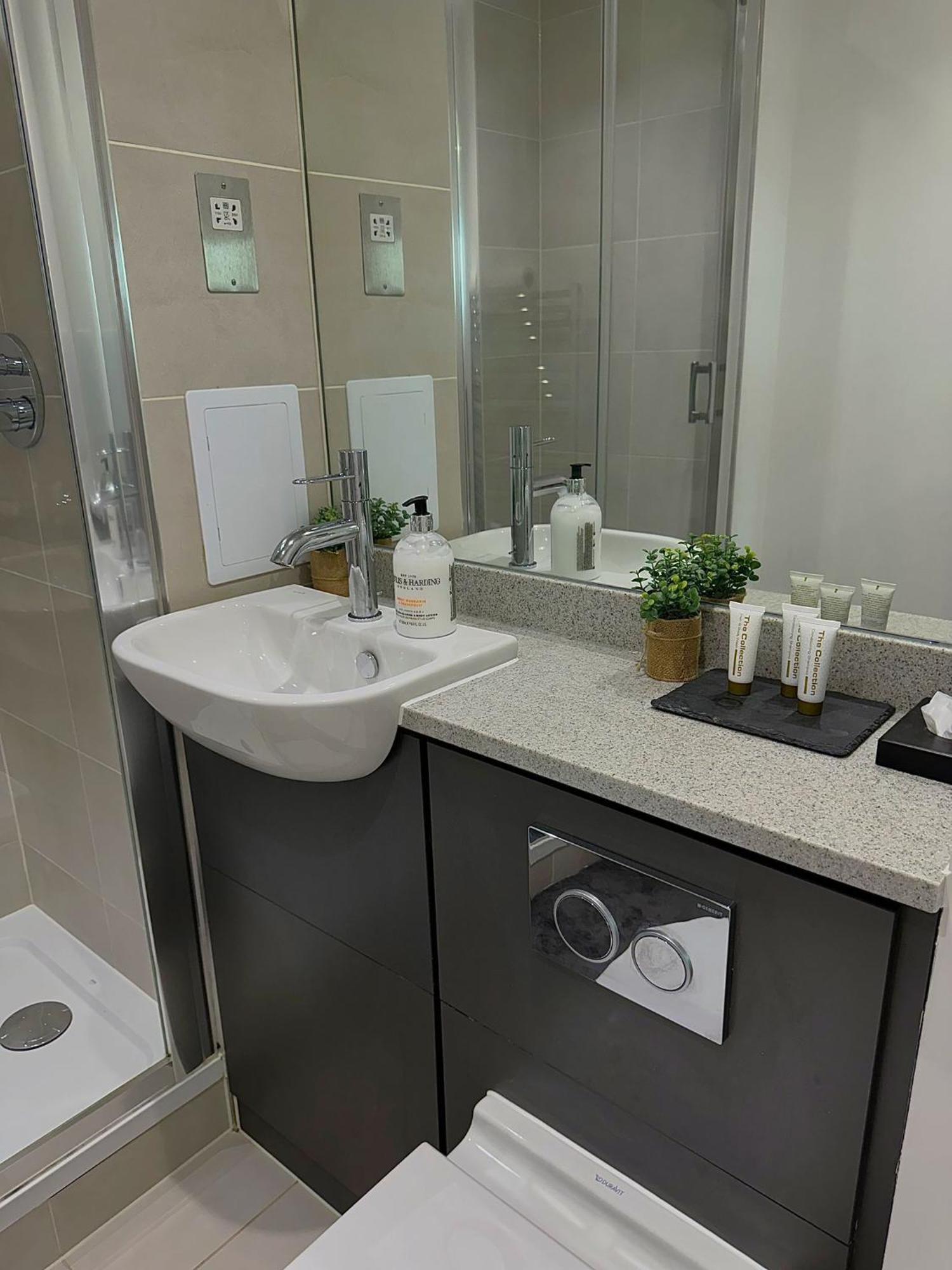 Kayz Lodge- Luxury Ensuite-Private & Shared Accommodation In A New House At The Olympic Village Overlooking Stratford Westfield And Tube Station Londres Exterior foto