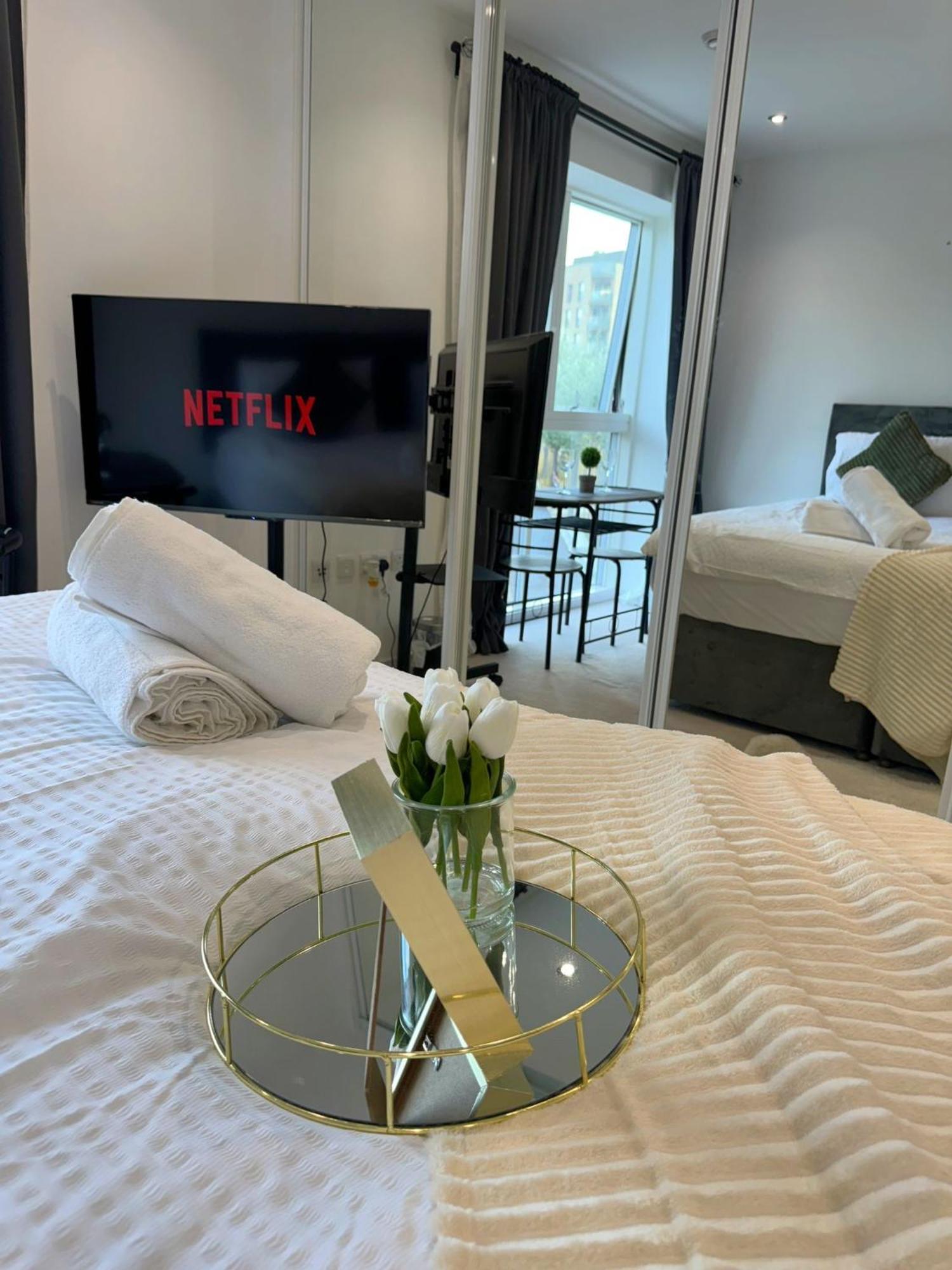Kayz Lodge- Luxury Ensuite-Private & Shared Accommodation In A New House At The Olympic Village Overlooking Stratford Westfield And Tube Station Londres Exterior foto